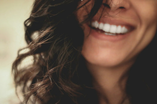 Femme souriante avec des dents saines et un sourire éclatant