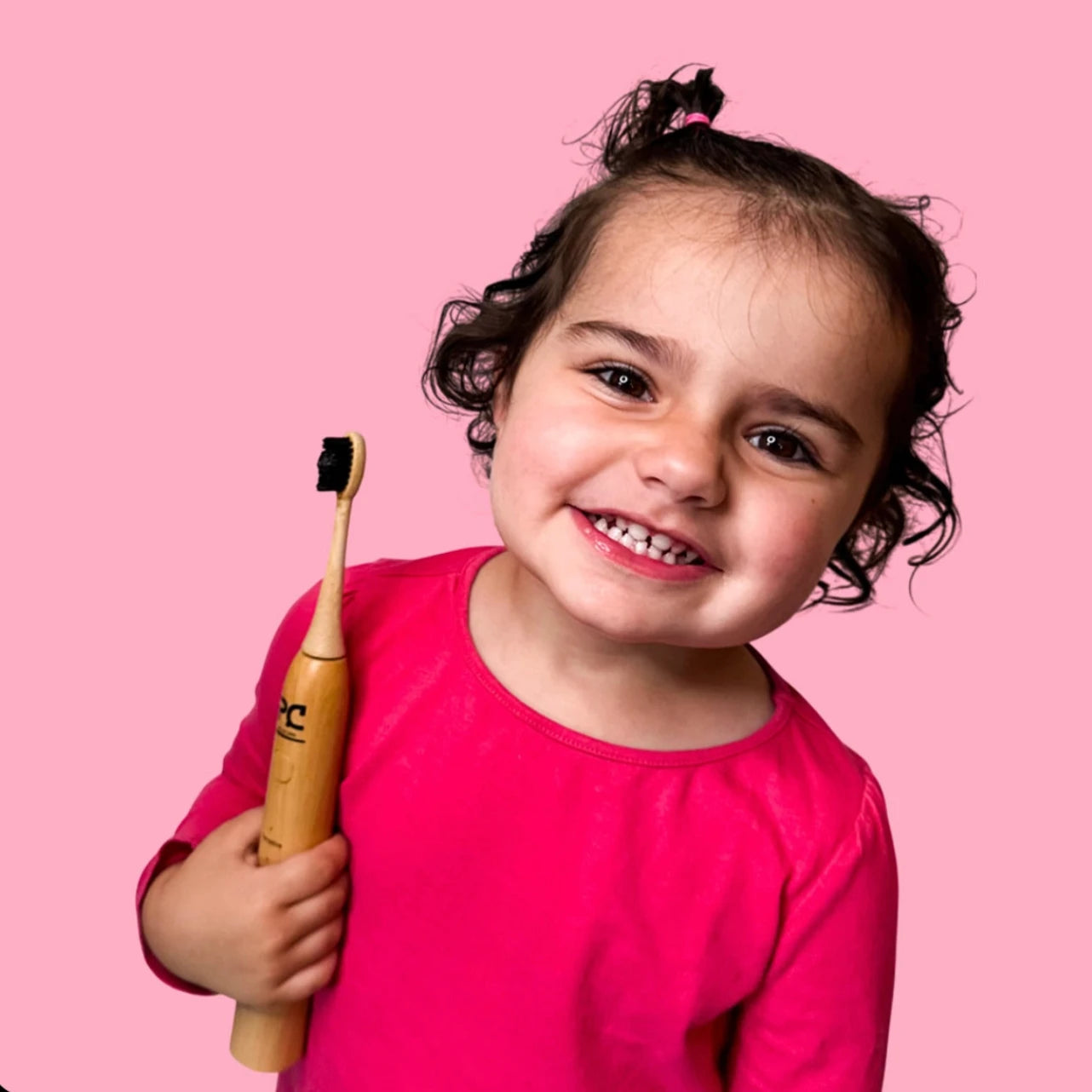 Enfant utilisant une brosse à dents électrique en bambou Pulse Care pour l’hygiène dentaire